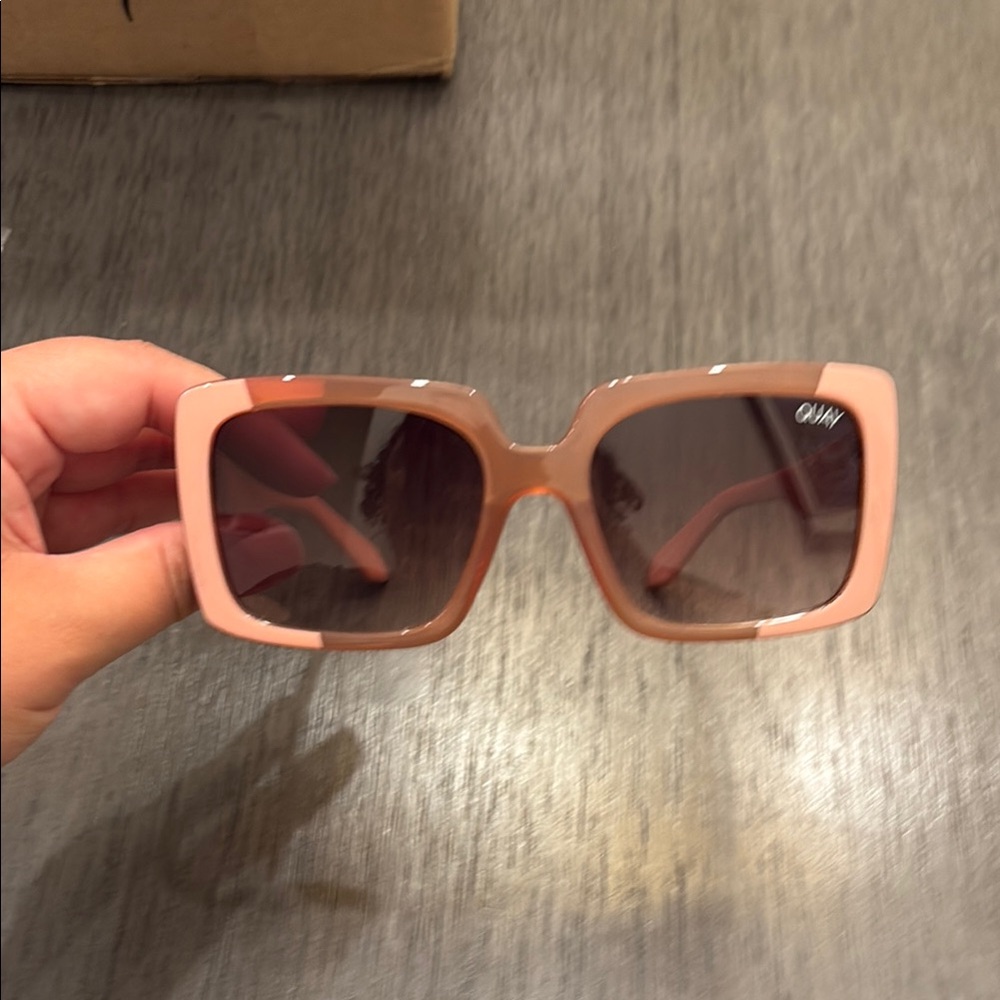 Quay Australia Total Vibe Sunglasses - Milky Pink - Like New! - Picture 6 of 8